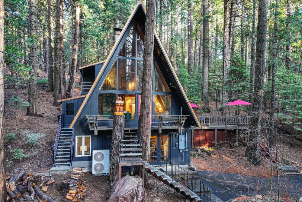 3 Mi to Calaveras Big Trees Cabin with Fire Pit!